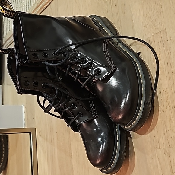 Dr. Martens original lace up boot - Picture 2 of 4